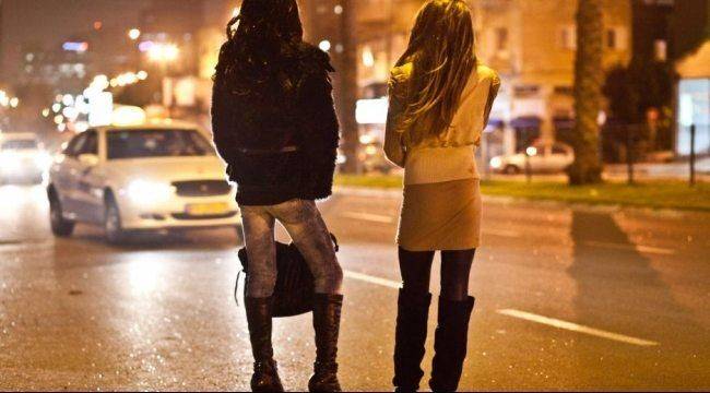 في لبنان..بعدما شغَل ابنتيه بالدعارة القوى الأمنية تدهم منزله و..