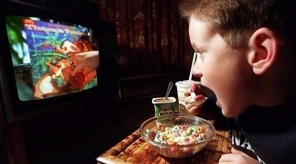لهذه الأسباب الغريبة والخطيرة.. لا تأكل وأنت تشاهد التلفزيون