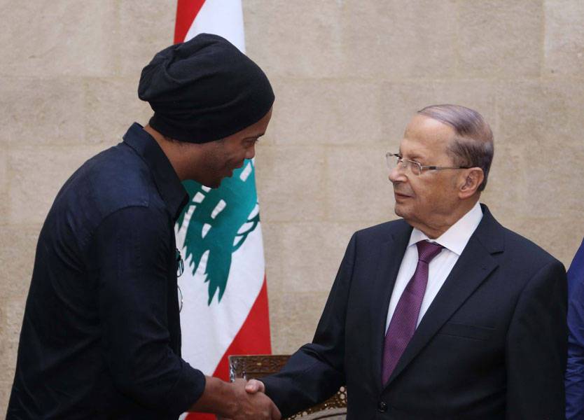 لاعب كرة القدم العالمي رونالدينيو.. في بعبدا