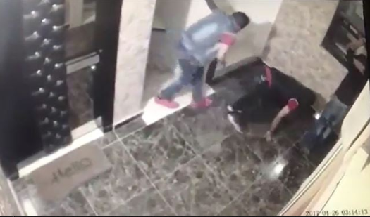 بالفيديو - تعرّض شركة في جل الديب للسرقة ليلاً