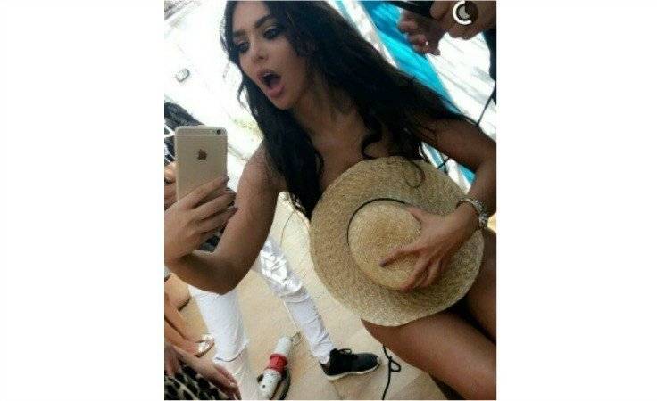 بالفيديو: "قمر" تستعرض جسدها بحركات "ساخنة" تكشف الكثير!