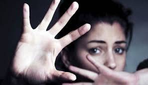 رجل أمن يختطف فتاة ويحتجزها في منزله المهجور... وما فعله بها مروّع
