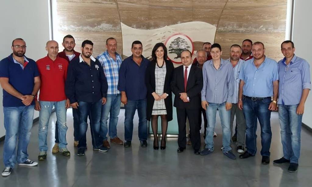 أصحاب الشاحنات ينقلون إلى معراب اعتراضهم على قرار عدم السماح بنقل البحص والرمل