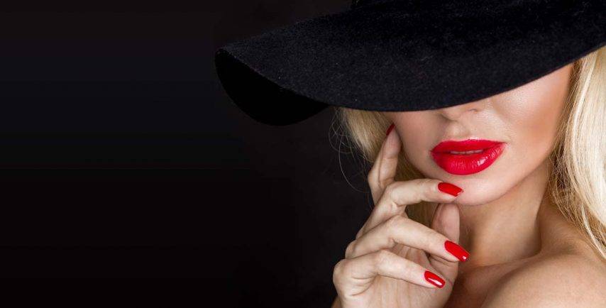 ممثلة مُنعت من ممارسة عملها لأنها "مثيرة للغاية"!