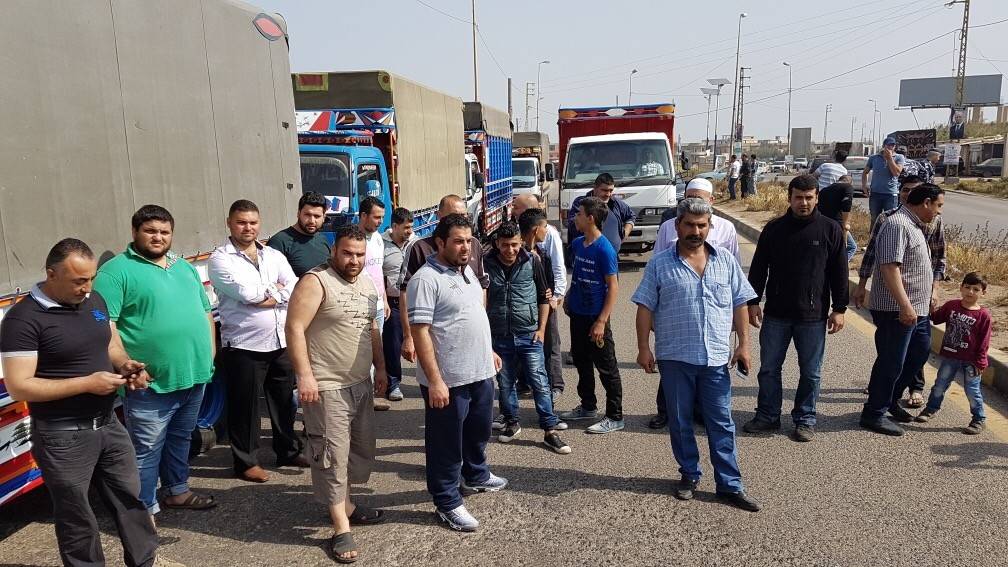 اعتصام لسائقي الشاحنات عند مفرق حمص في عكار.. وهذه مطالبهم