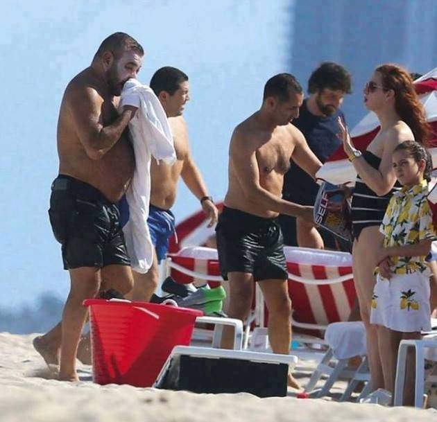 صورة عائلة الملك بلباس البحر على شاطئ ميامي.. تثير ضجّة!