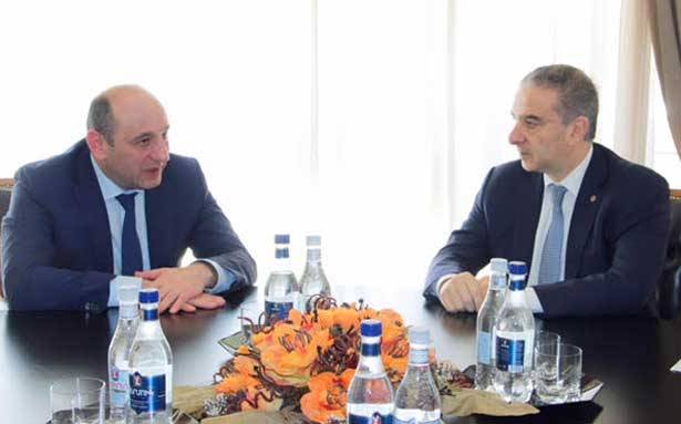 فرعون بحث في «يريفان» تطوير التعاون وتبادل الاستثمارات
