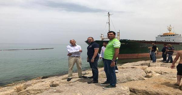 محاولات جديدة لإعادة تعويم الباخرة التي انحدرت باتجاه الشاطىء