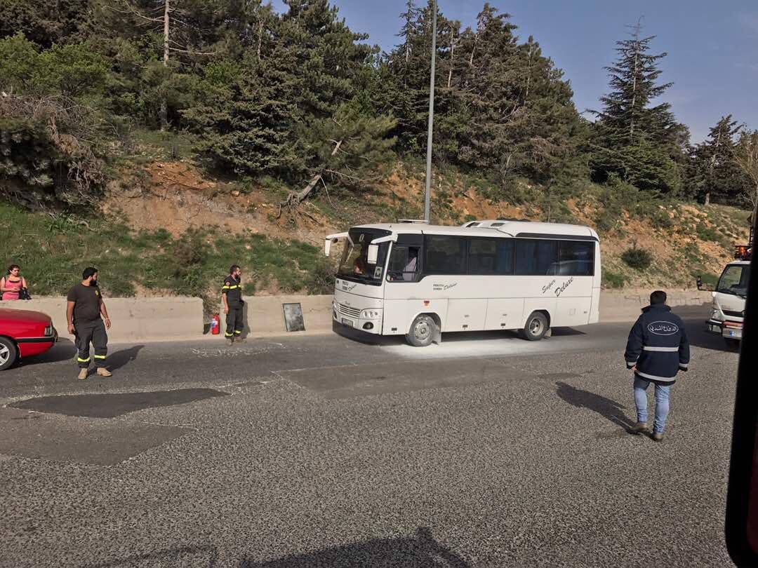 بالصورة .. اندلاع حريق حافلة في ضهر البيدر