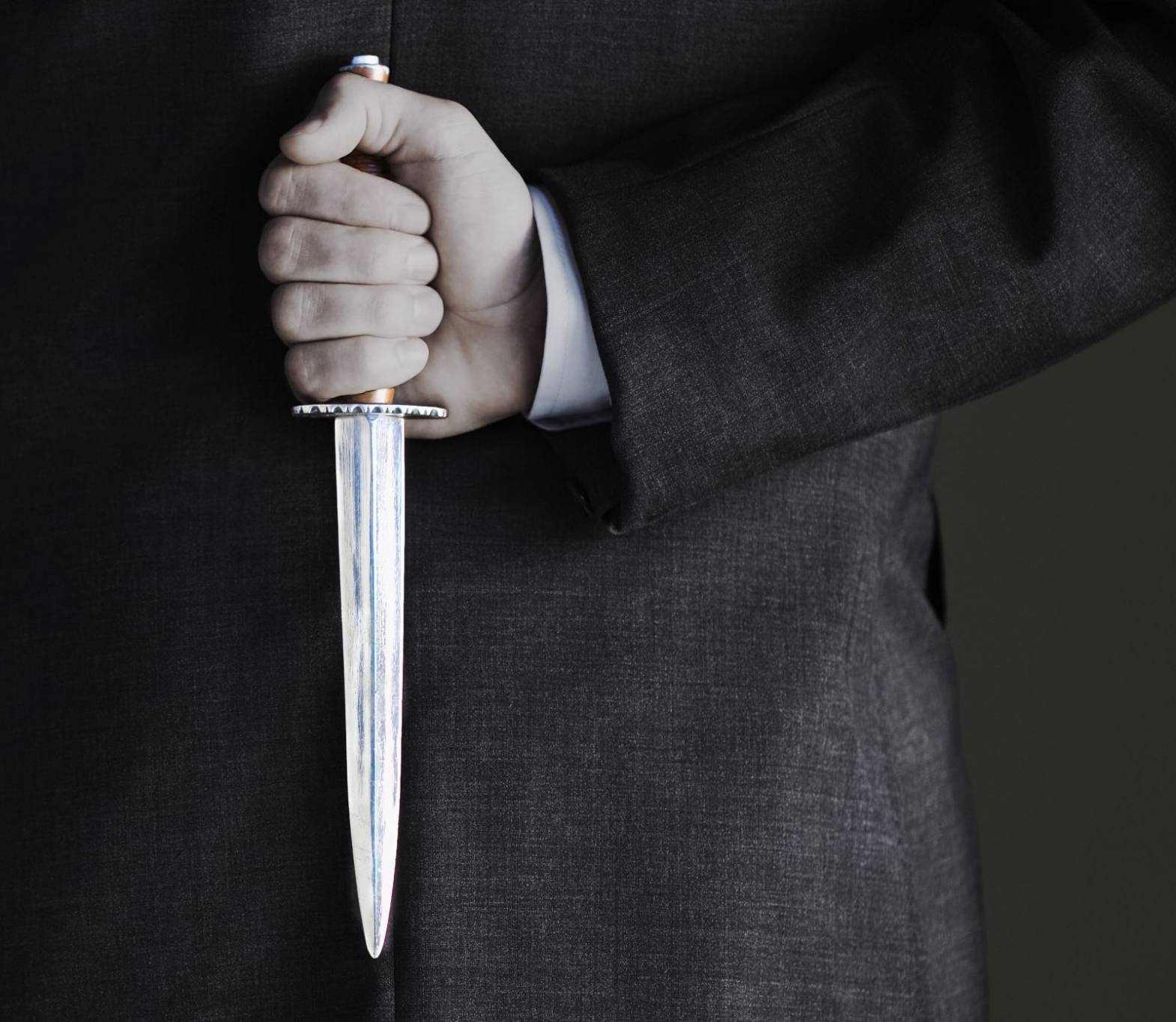 جريمة مروّعة.. قتل زميله في العمل بـ35 طعنة!