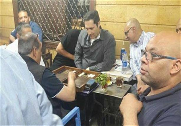 علاء مبارك في "الشارع المصري" يلعب الطاولة ويأكل الملوخية