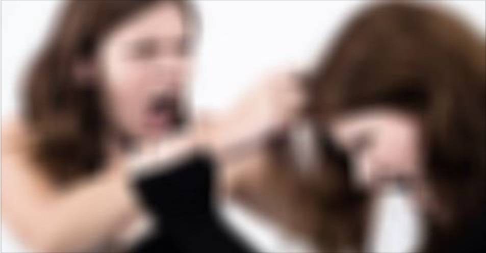 نساء يسحلن جارتهن وينزعن ملابسها الداخلية