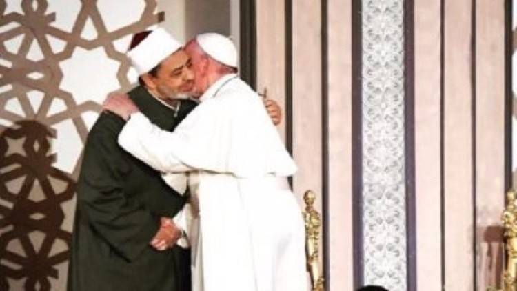 الأزهر يستذكر عناق البابا والطيب