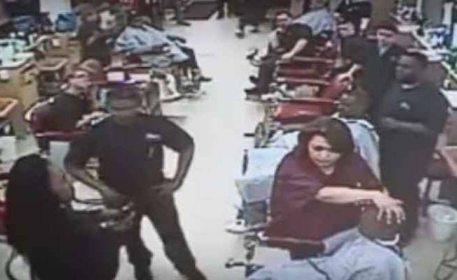 بالفيديو: تأخروا في حلاقة ابنها فهددتهم بمسدس!!