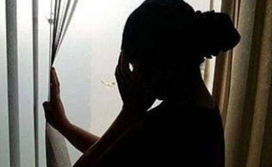 مصرية تطلب الخلع لرفض زوجها أداء الصلاة!!