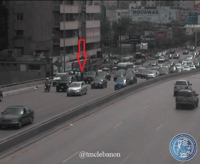 جريح نتيجة تصادم بين سيارة ودراجة نارية اول جسر انطلياس المسلك الشرقي وازدحام مروري في المحلة  (التحكم المروري)