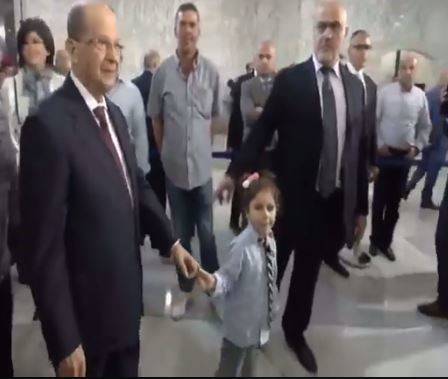 بالفيديو.. طفلة تمسك يد عون وتجعله يمشي حيث تشاء!