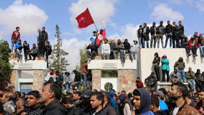 الحكومة التونسية تقيل مسؤوليْن رفيعيْن في تطاوين بعد أسابيع من الاحتجاجات