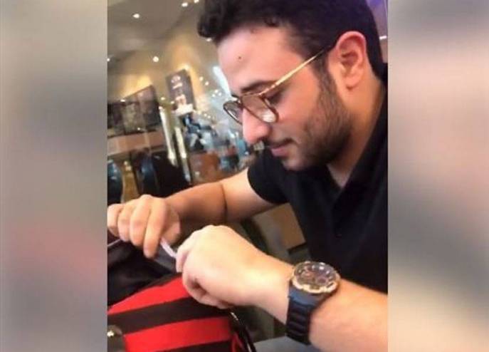 شكّ فيها ففتّشها.. ماذا وجد في حقيبة زميلته؟