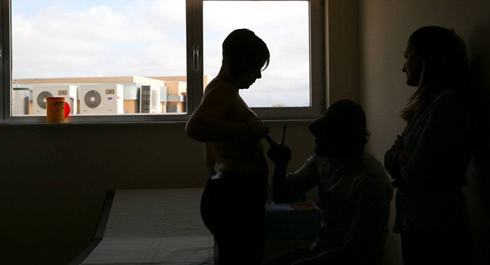 بالفيديو...حمالة صدر تؤدي وظيفة غريبة