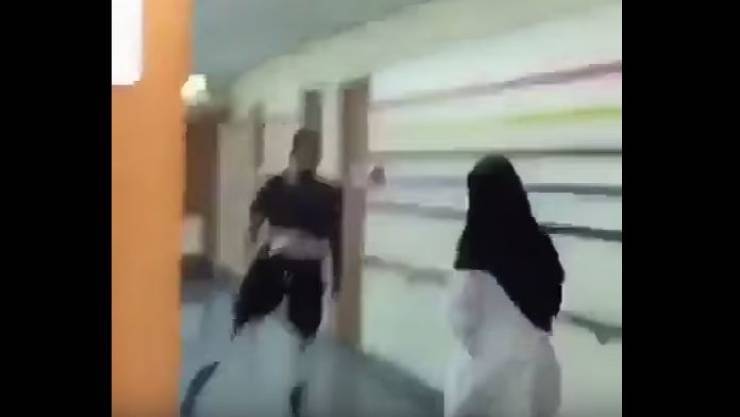 بالفيديو.. ماذا فعلت ممرضة مع شاب ليتحرك بأطراف صناعية؟!