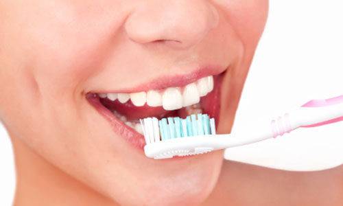 أخطاء ترتكبها عند تنظيف الأسنان.. تجنَّبها
