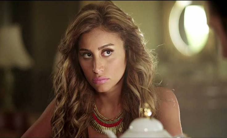 دينا الشربيني تعاتب إعلامية لبنانية.. والسبب "فحص شامل"!