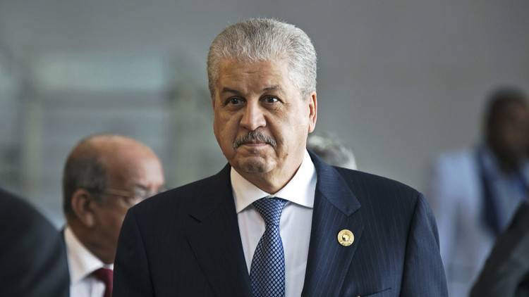 رئيس الوزراء الجزائري للنساء: من لا يصوّت اضربنه بالعصا!