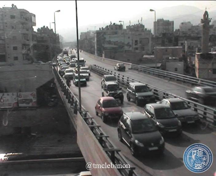 حركة المرور كثيفة على جسر برج حمود من الدكوانة باتجاه الاشرفية (التحكم المروري)