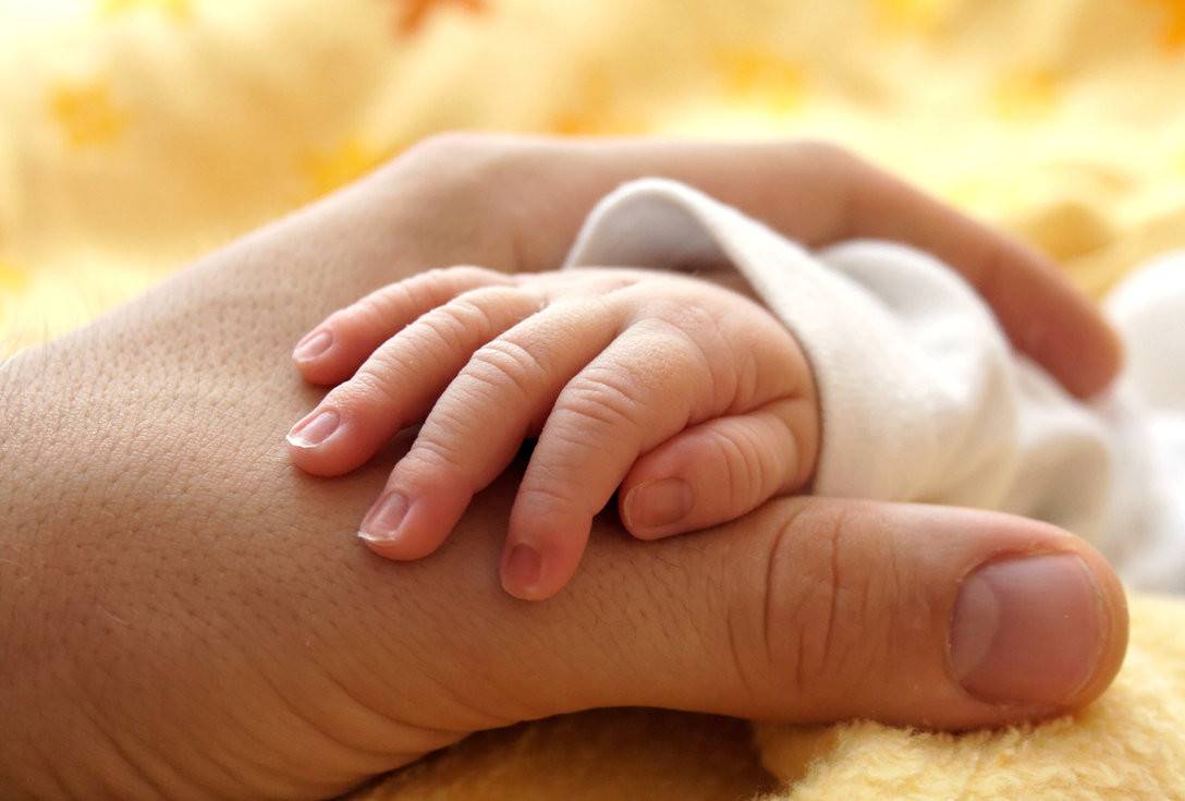 باع طفلته الرضيعة لقاء مبلغ صادم.. وعرض ابنة العامين للبيع
