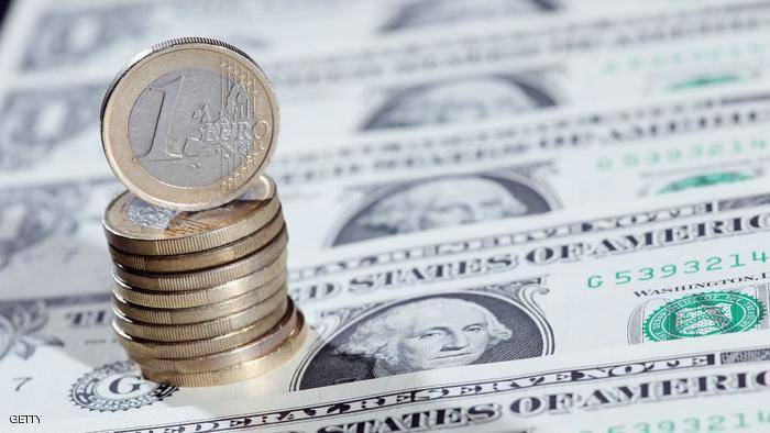 ماكرون يصعد باليورو عند أعلى مستوى في 6 أشهر