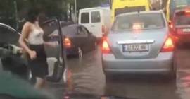 بالفيديو.. فتاة تنزل من سيارتها وترقص في إشارة المرور