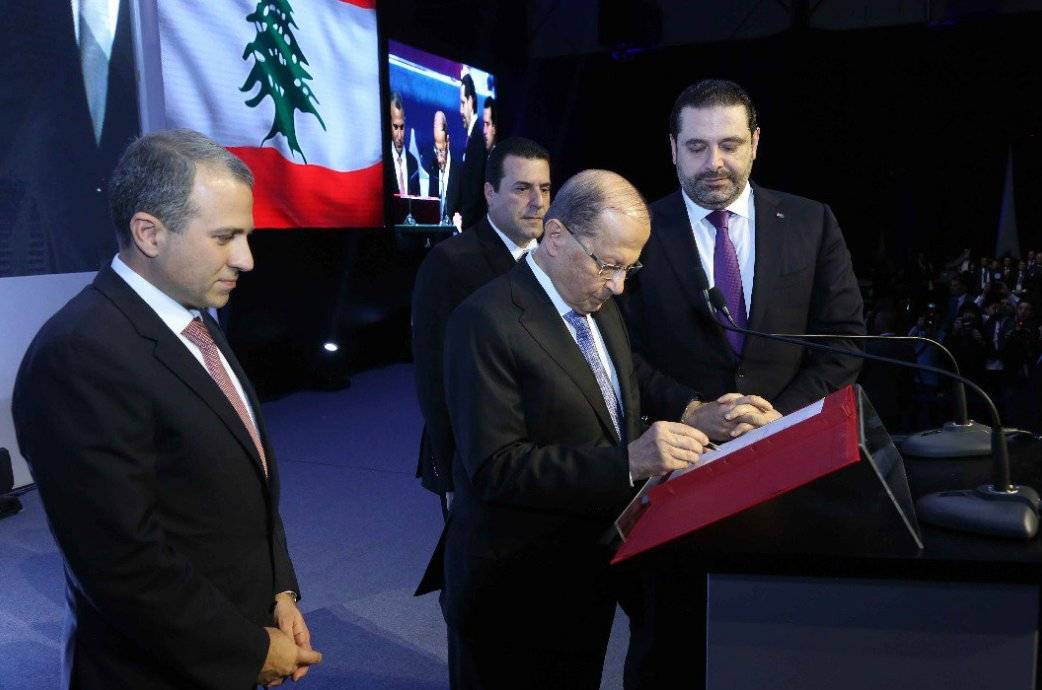 بالفيديو...عون والحريري يوقعان أول مرسوم لاستعادة الجنسية اللبنانية