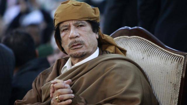 فيديو- هذه الأغنية كتبها معمر القذافي وغنّاها مطرب لبناني .. من هو؟