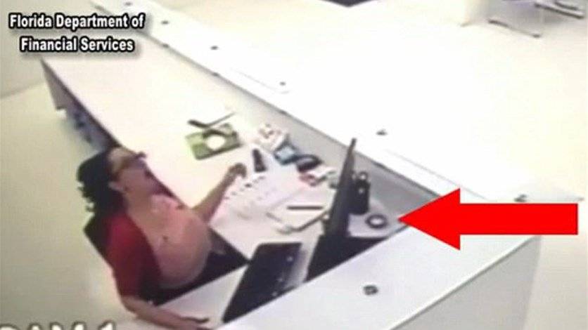 بالفيديو: كاميرا المراقبة فضحت أمرها... هذا ما فعلته بنفسها داخل المكتب