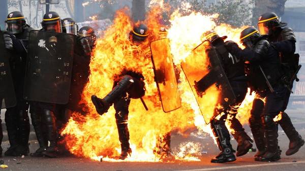 إنسان يحترق.. قصة صورة أشعلت الانترنت!