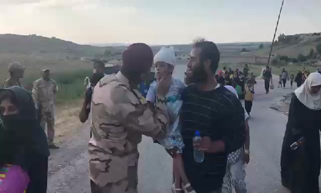 القوات العراقية تستقبل العوائل النازحة من غربي الموصل