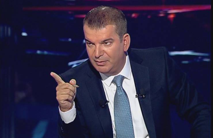 طوني خليفة ينشر صورة زوجته ويدعو إلى الحذر منها!