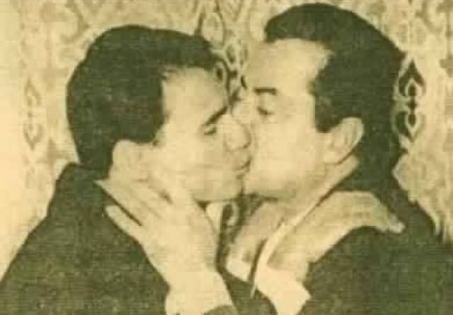 شاهد- قبلة حارة بين عبدالحليم حافظ وفريد الأطرش أثارت جدلاً واسعاً.. وهذه هي الحقيقة!!