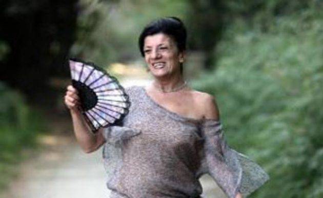 ممثلة جزائرية في فيلم جنسي تسخر من العذراء
