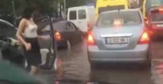فتاة تنزل من سيارتها وترقص : على إشارة المرور . بالفيديو