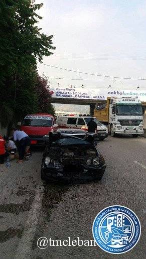 التحكم المروري: جريح نتيجة تصادم بين 3 مركبات على اوتوستراد شكا باتجاه طرابلس نقل الى مستشفى المعونات للمعالجة