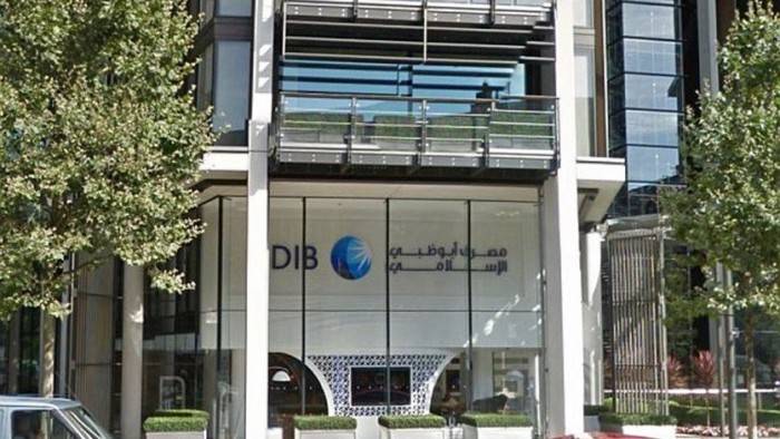 أجبرها مديرها على تلبية طلبات زبونها العربي الثري... وإلا الطرد!