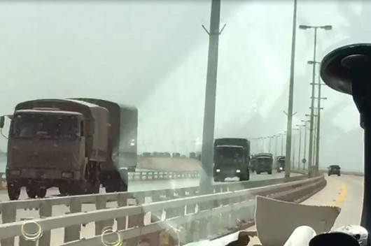 بالفيديو: دخول تعزيزات عسكرية سعودية إلى البحرين