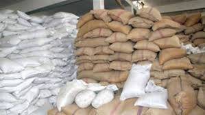 إشكال في مصنع للأعلاف في جدبرا - البترون أثناء تفقد محافظ الشمال القاضي رمزي نهرا المصنع بين مؤيدين لإقفاله ومعارضين لعملية الاقفال (mtv)