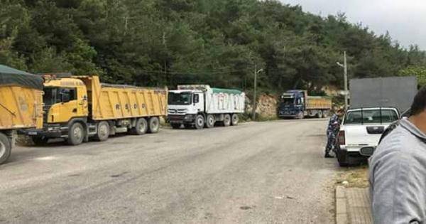 سائقو الشاحنات المحتجزة في القبيات ناشدوا السماح لهم بقيادتها إلى منازلهم