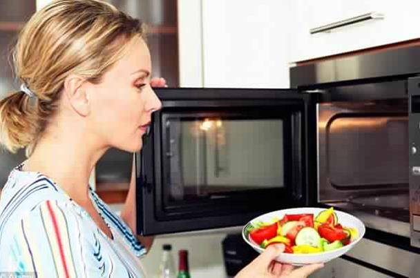 إليكم الطريقة الصحية لاستخدام الميكروويف في الطهي!!