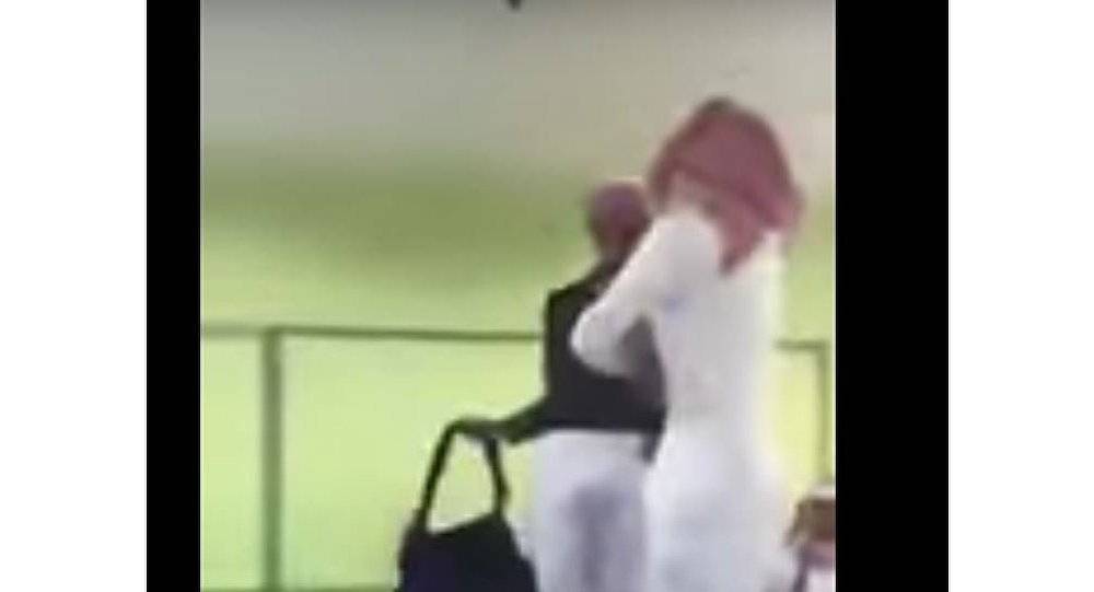 بالفيديو - طلاب في السعودية تشبهوا بعارضات أزياء.. ووزارة التعليم تتحرّك