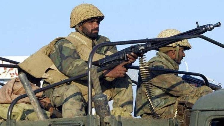 مقتل 50 عسكريا أفغانيا بنيران قواتنا على الحدود بين البلدين