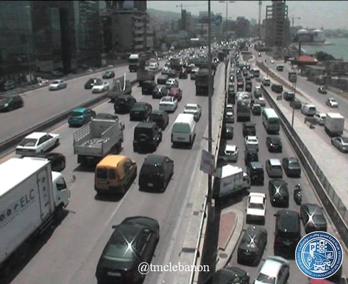 حركة المرور كثيفة من النقاش باتجاه انطلياس وصولا الى نهر الموت (التحكم المروري)